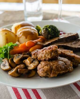 Zum Aufenthalt gehört ein köstliches Essen, das aus den besten Zutaten zubereitet wird.