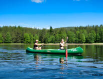 Explore Vallekilen and Nidelva by canoe or pedalboat. One hour is included in your Risskov package!