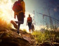 Tag på vandretur i bjergene for at lade batterierne op i naturen.