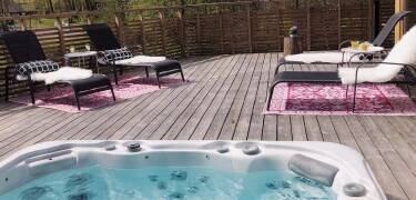 Entspannen Sie im Whirlpool oder genießen Sie die Aussicht von der Terrasse.