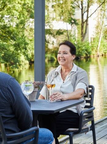 Savour fine wine and a welcoming atmosphere on the hotel’s idyllic riverside terrace.