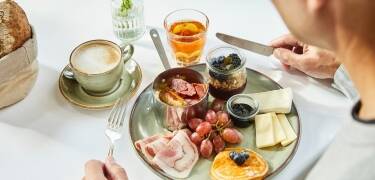 Genießen Sie das berühmte Radisson-Frühstück mit einer großen Auswahl an frischen, gesunden und köstlichen Speisen.