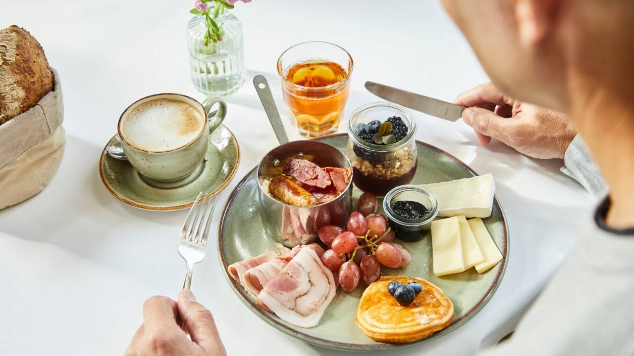 Njut av den berömda Radisson-frukosten med massor av färska, hälsosamma och välsmakande inslag.