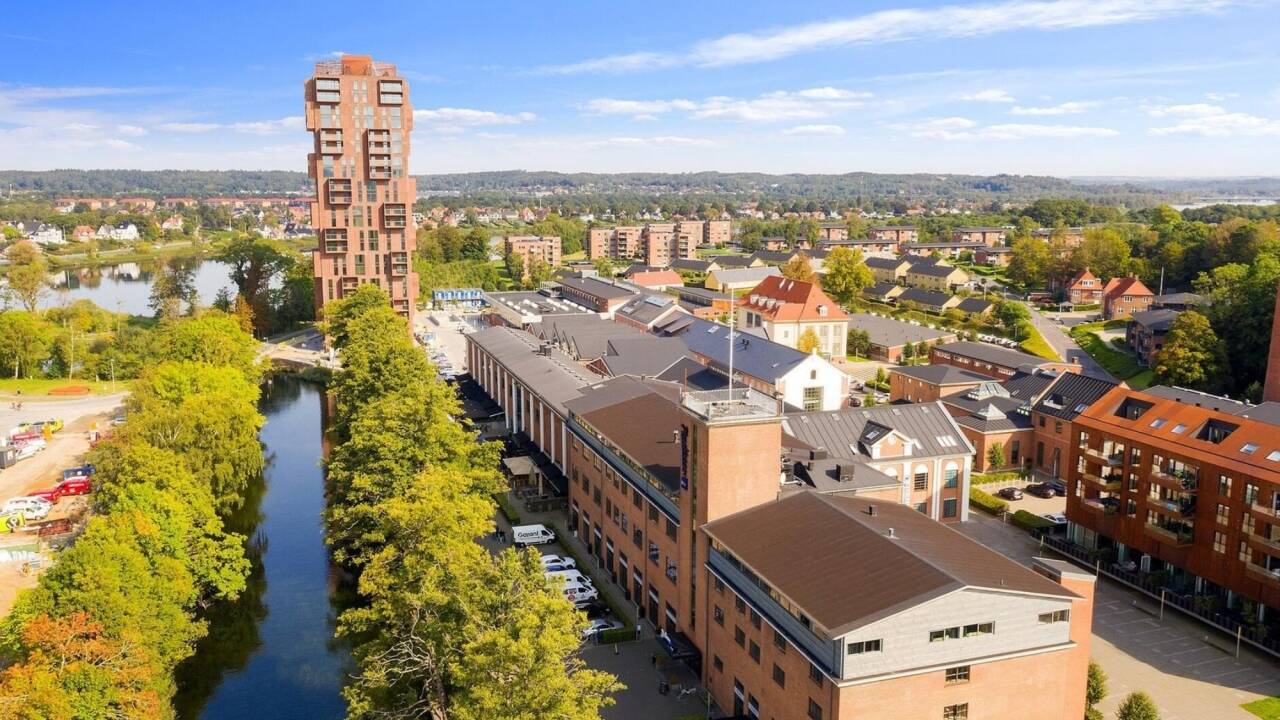 Njut av centralt läge i Silkeborg med butiker, kultur och vattennära upplevelser runt hörnet.