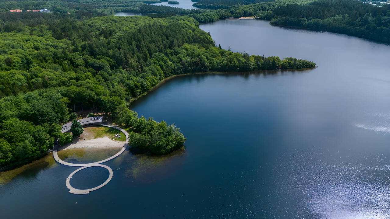 Silkeborg är känd för sina vackra sjöar. Den ikoniska badbryggan vid Østre Søbad är värd ett besök.