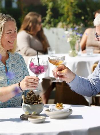 Njut av regionala rätter i restaurangen tillsammans med varm inredning och personlig service.