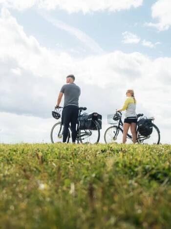 Utforska milslånga vandrings- och cykelleder för naturnära äventyr.
