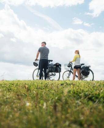 Utforsk kilometer med naturskjønne stier som er perfekte for fotturer, sykling og naturopplevelser.