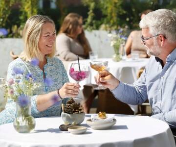 Nyt regional mat i restauranten, kombinert med varm interiør og oppmerksom service.