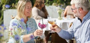 Nyt regional mat i restauranten, kombinert med varm interiør og oppmerksom service.