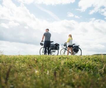 Utforska milslånga vandrings- och cykelleder för naturnära äventyr.