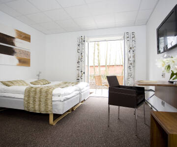 Slap af i værelser med klassisk indretning og behagelige faciliteter, der sikrer et afslappende ophold.