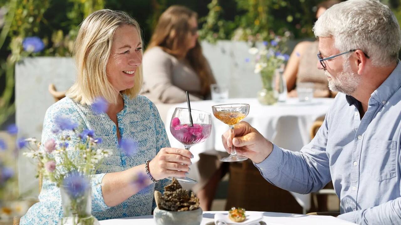 Nyd regional mad i restauranten, der byder på varm indretning og opmærksom service.