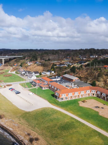 Limfjordens strand ligger rett foran Hotel Pinenhus.