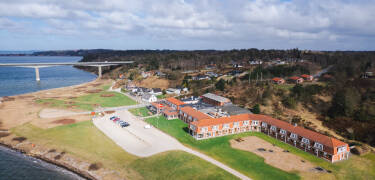 Limfjordens strand ligger rett foran Hotel Pinenhus.