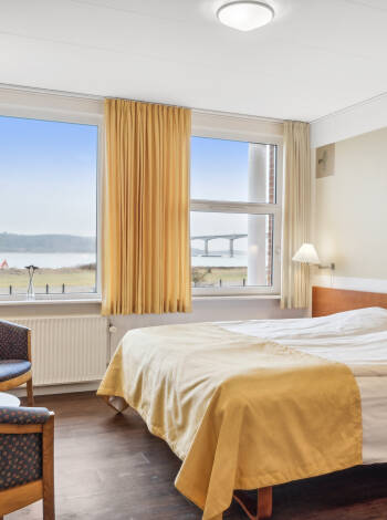 Buchen Sie ein komfortables Zimmer mit einem herrlichen Blick auf den Fjord.