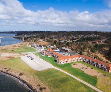 Limfjordens strand ligger rett foran Hotel Pinenhus.
