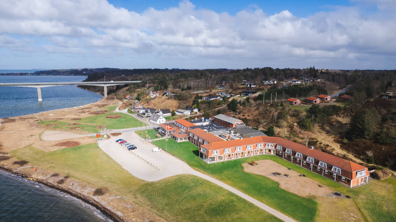 Limfjordens strand ligger precis utanför dörrarna till Hotel Pinenhus.