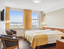 Buchen Sie ein komfortables Zimmer mit einem herrlichen Blick auf den Fjord.