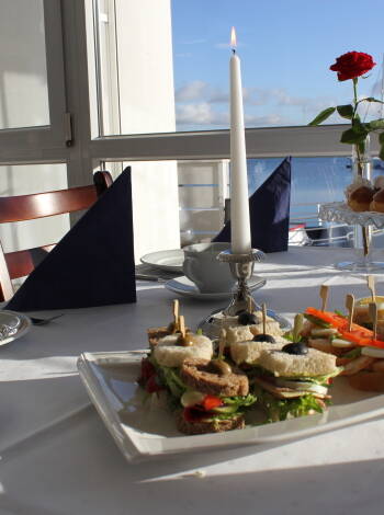 Hotellets restaurang specialiserar sig på fisk och skaldjur som utgör en stor del av menyn.