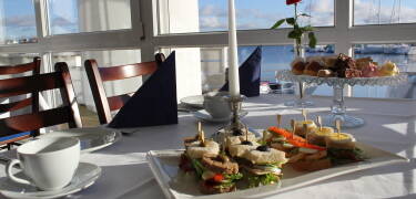 Hotellets restaurang specialiserar sig på fisk och skaldjur som utgör en stor del av menyn.