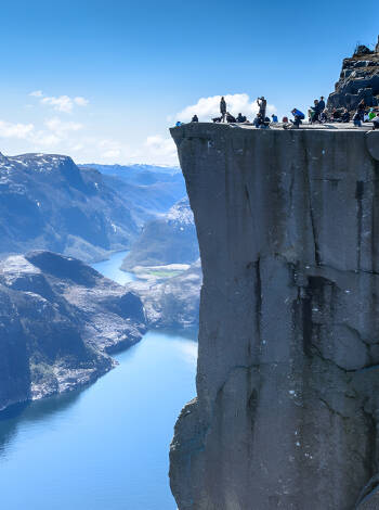 Oavsett årstid så är en kryssning på Lysefjorden alltid en upplevelse, med vattenfall och utsikt till Preikestolen.