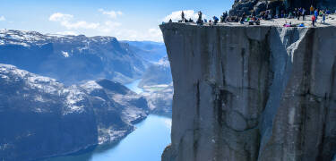 Oavsett årstid så är en kryssning på Lysefjorden alltid en upplevelse, med vattenfall och utsikt till Preikestolen.
