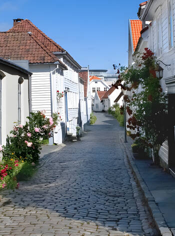 Opplev Europas best bevarte trehusbebyggelse i Stavanger. Ta turen hit en søndag formiddag og nyt freden.