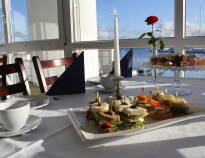 Hotellets restaurant har specialiseret sig i fisk og skaldyr som også udgør en stor del af menukortet.