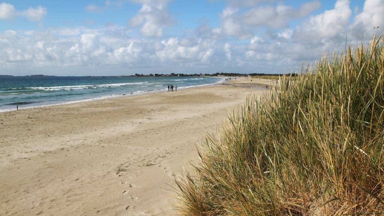 Solastranden er en 2,3 km lang sandstrand med masser af gæster om sommeren.