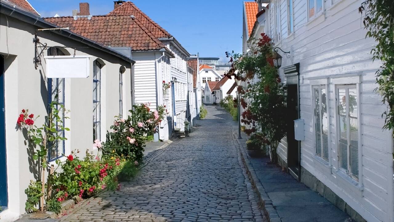 Oplev Europas bedst bevarede træhuse i Stavanger. Tag turen en søndag formiddag og nyd freden i den gamle bydel.