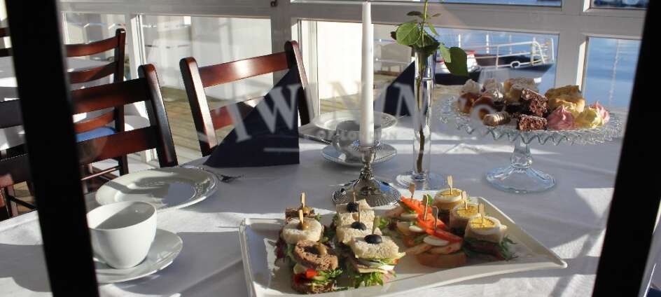 Hotellets restaurant spesialiserer seg på fisk og skalldyr, som utgjør hovedvekten av menyen.