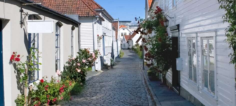 Opplev Europas best bevarte trehusbebyggelse i Stavanger. Ta turen hit en søndag formiddag og nyt freden.