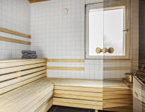 Lad hverdagens stress blive hjemme og slap af med gratis adgang til hotellets sauna.