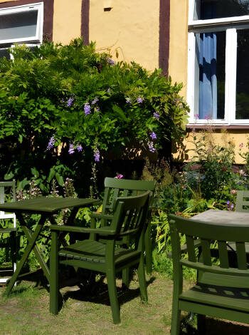 Bei schönem Wetter können Sie draußen im üppig grünen Innenhof des Hotels entspannen.