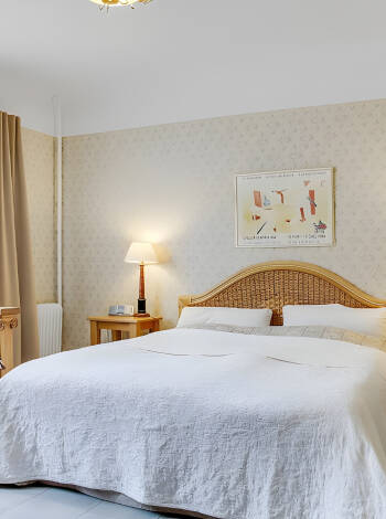 Die Hotelzimmer sind individuell mit komfortablen Möbeln eingerichtet.