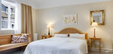 Die Hotelzimmer sind individuell mit komfortablen Möbeln eingerichtet.
