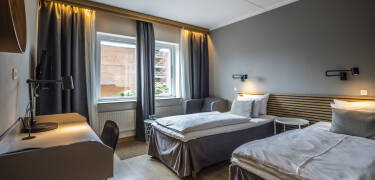De gjennomtenkte gjesterommene har gode senger og praktiske løsninger for avslappende netter.