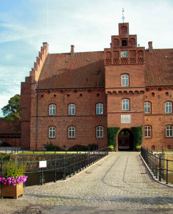 Besøg historiske Gisselfeld Kloster, et stemningsfuldt slot i smukke parkområder nær Ringsted.