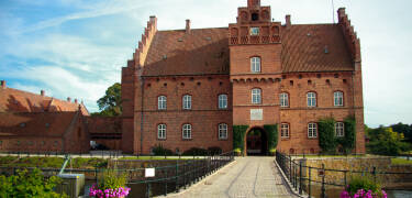 Besuchen Sie das historische Gisselfeld Kloster, ein stimmungsvolles Schloss inmitten einer schönen Parkanlage nahe Ringsted.