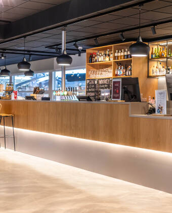 Den hyggelige bar giver den perfekte ramme til at nyde den drink, som er inkluderet i pakken.
