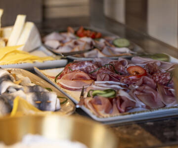Das Frühstück ist ein abwechslungsreiches Buffet mit nordischen Klassikern, Aufschnitt, frischem Brot und gesunden Optionen.