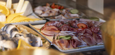 Das Frühstück ist ein abwechslungsreiches Buffet mit nordischen Klassikern, Aufschnitt, frischem Brot und gesunden Optionen.
