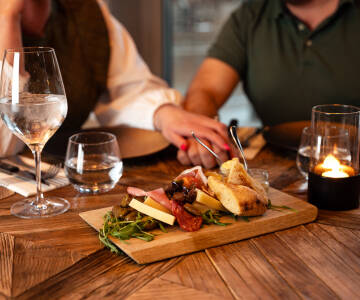 På hotellet serveres lækker, let tapas - det perfekte match til et glas vin eller en øl.