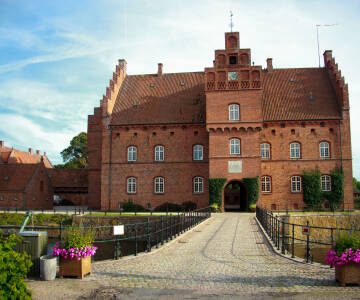 Besuchen Sie das historische Gisselfeld Kloster, ein stimmungsvolles Schloss inmitten einer schönen Parkanlage nahe Ringsted.
