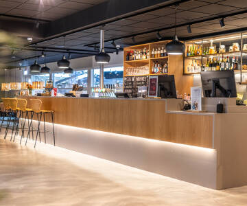 Den hyggelige bar giver den perfekte ramme til at nyde den drink, som er inkluderet i pakken.