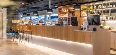 Den hyggelige bar giver den perfekte ramme til at nyde den drink, som er inkluderet i pakken.