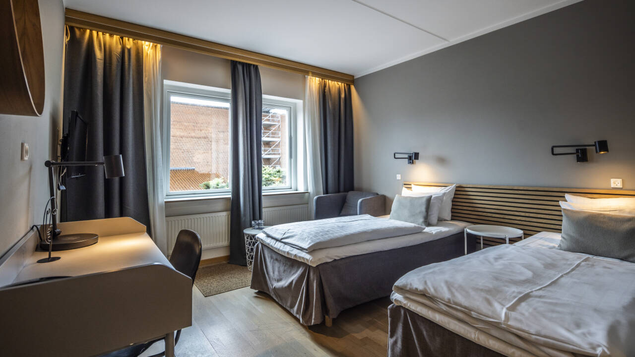 Die gut durchdachten Gästezimmer verfügen über bequeme Betten und praktische Details für erholsame Nächte.