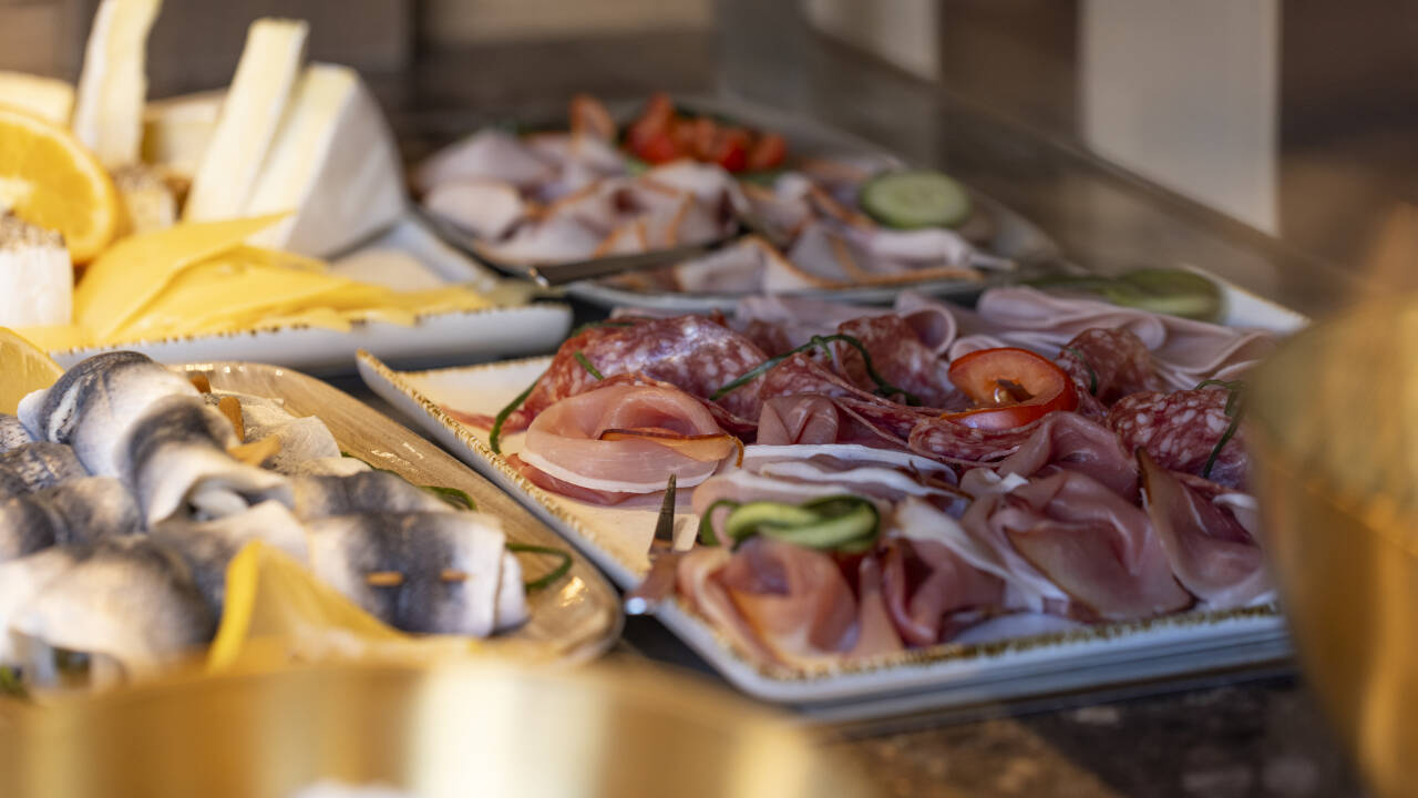 Das Frühstück ist ein abwechslungsreiches Buffet mit nordischen Klassikern, Aufschnitt, frischem Brot und gesunden Optionen.