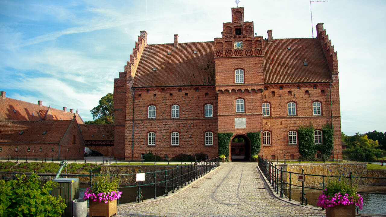 Besuchen Sie das historische Gisselfeld Kloster, ein stimmungsvolles Schloss inmitten einer schönen Parkanlage nahe Ringsted.